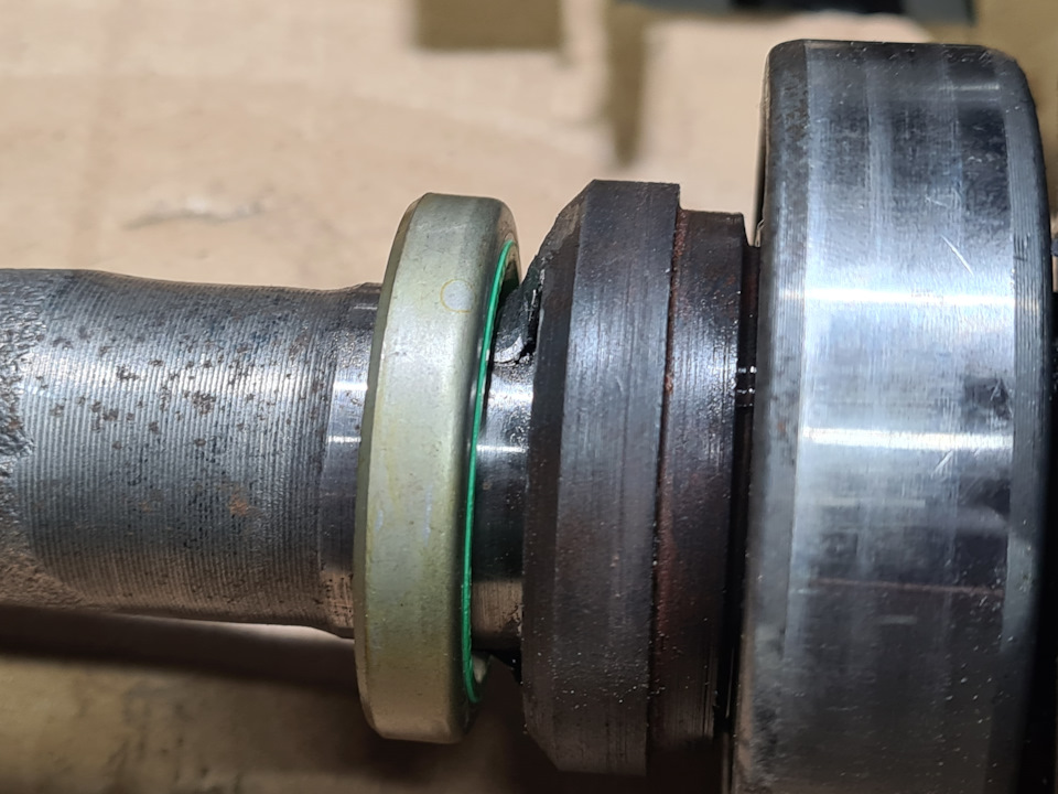 на околостоковом сальнике запас в принципе имеется — Lada 210740