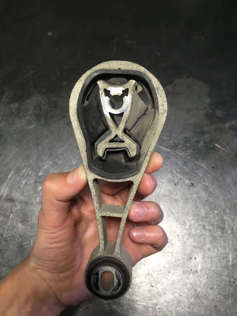 Замена задних тормозных колодок и верхней опоры(подушки) двигателя ...