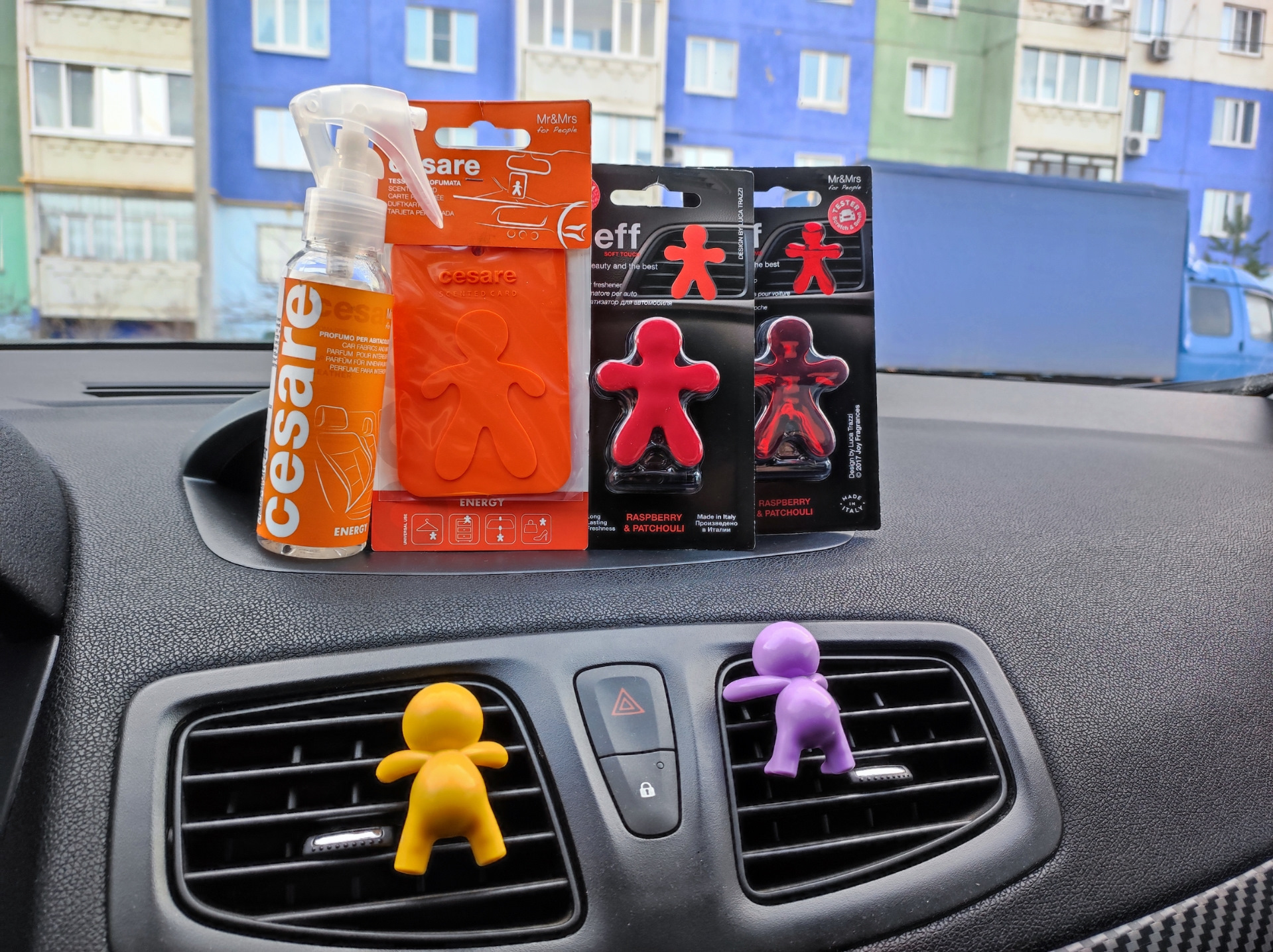 Автомобильные ароматизаторы картонные. Ароматизатор в воздуховод автомобиля. Ароматизатор в машину фото. Ароматизатор в машину новая машина. Освежитель воздуха в машину.