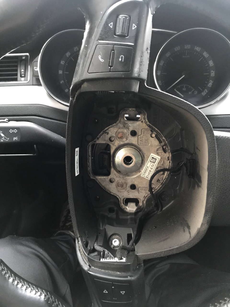 Кнопки на руле — Skoda Superb Combi (Mk2), 2 л, 2012 года | своими ...