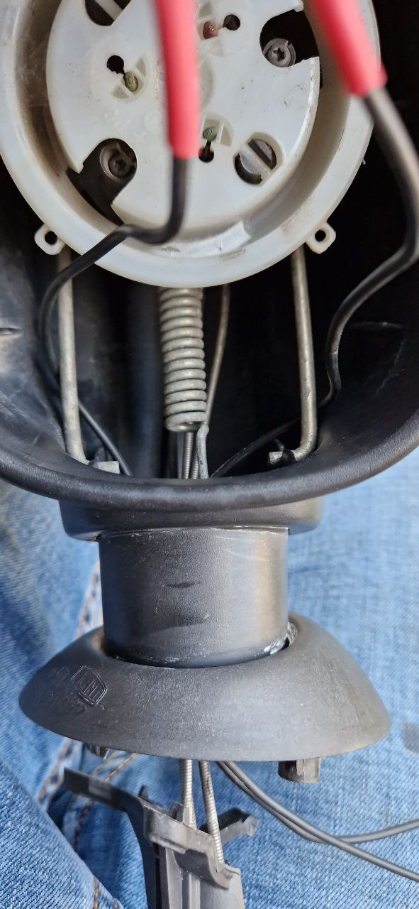 Прокинул провода абы нигде не задевали и не перетерлись — Dacia Logan (1G)