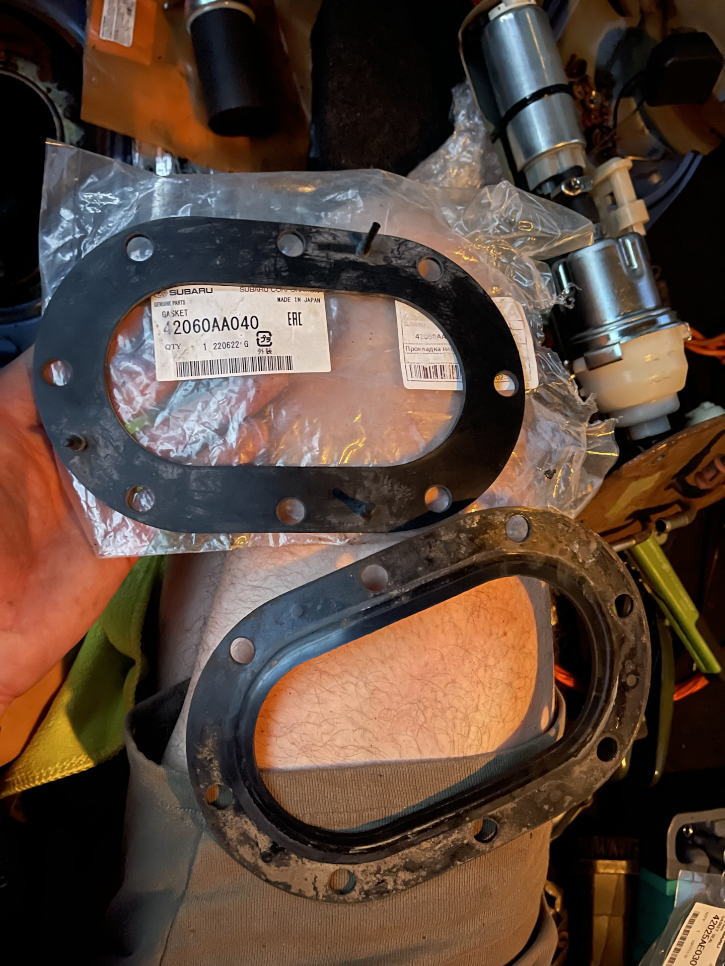 Замена топливного фильтра в баке — Subaru Forester (SG), 2,5 л, 2006 ...