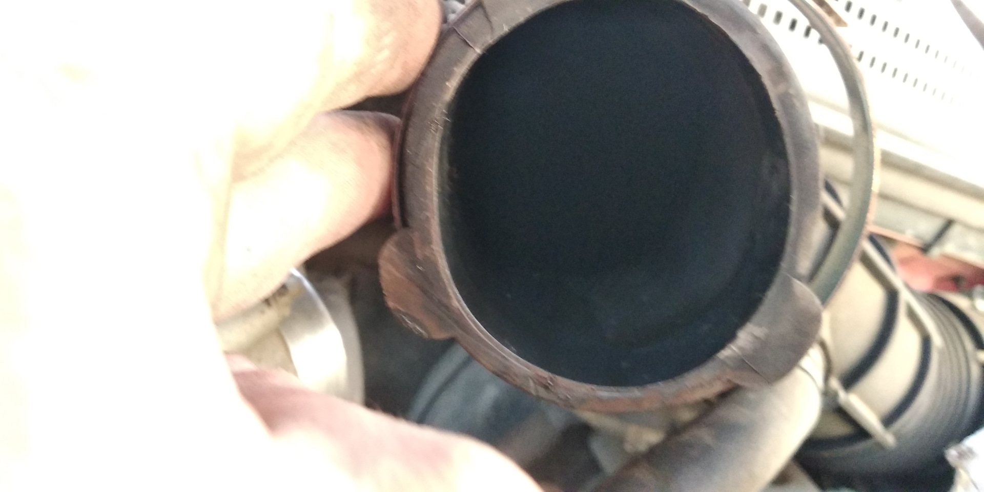 Масло в воздушном патрубке и дросселе… — Lada Vesta, 1,6 л, 2016 года ...