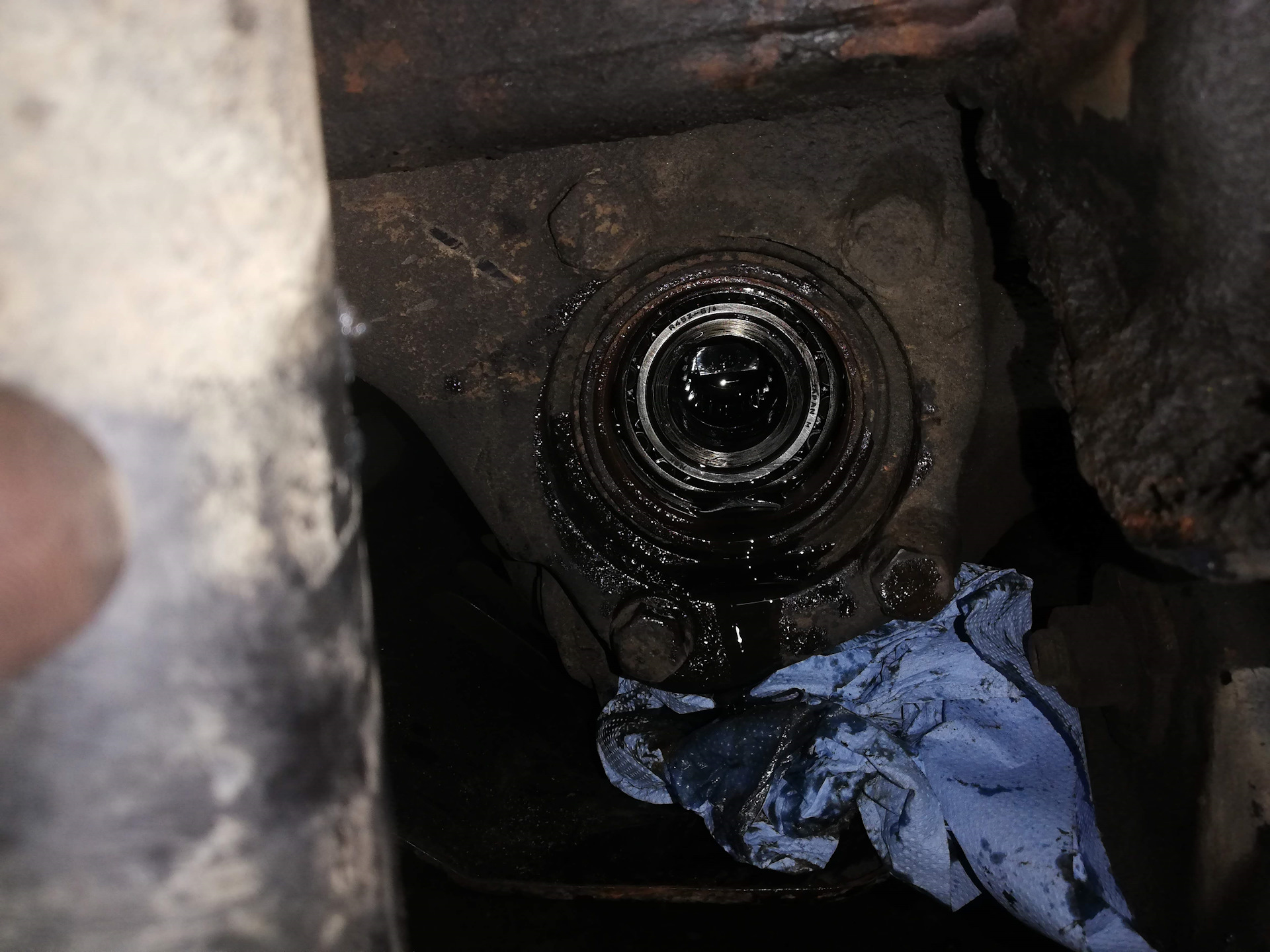 Замена сальника внутренней. Сальники шрусов пежо 206. Сальник левого привода рено логан. Сальник левого привода рено логан. Сальник коробки передач ваз 2114.