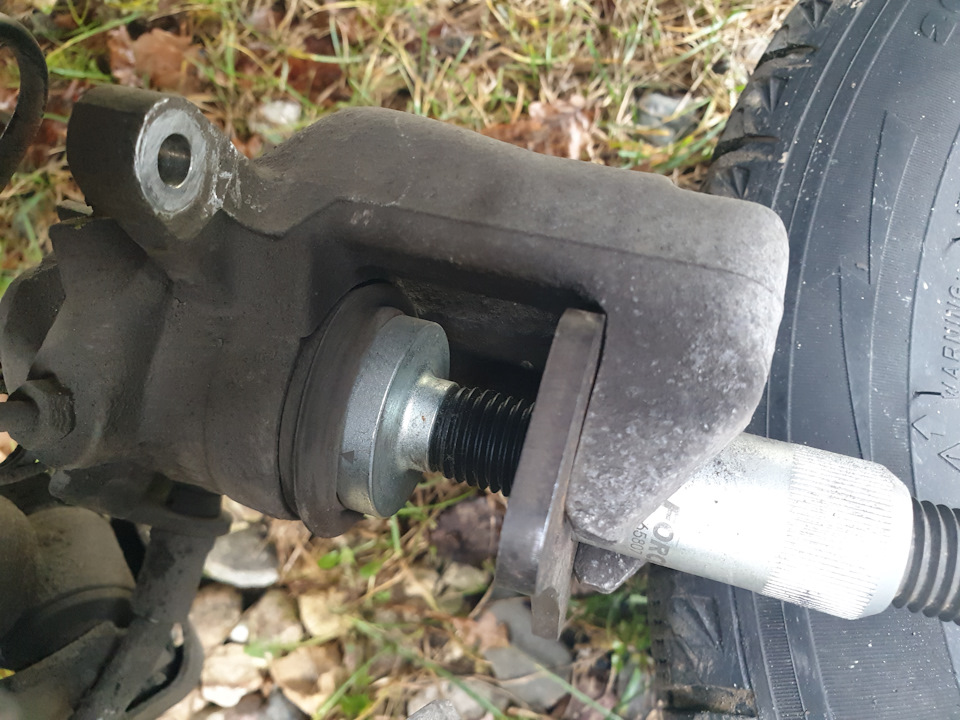 Задние колодки меняются на раз, два, три! При условии ;-) — Peugeot 408 ...