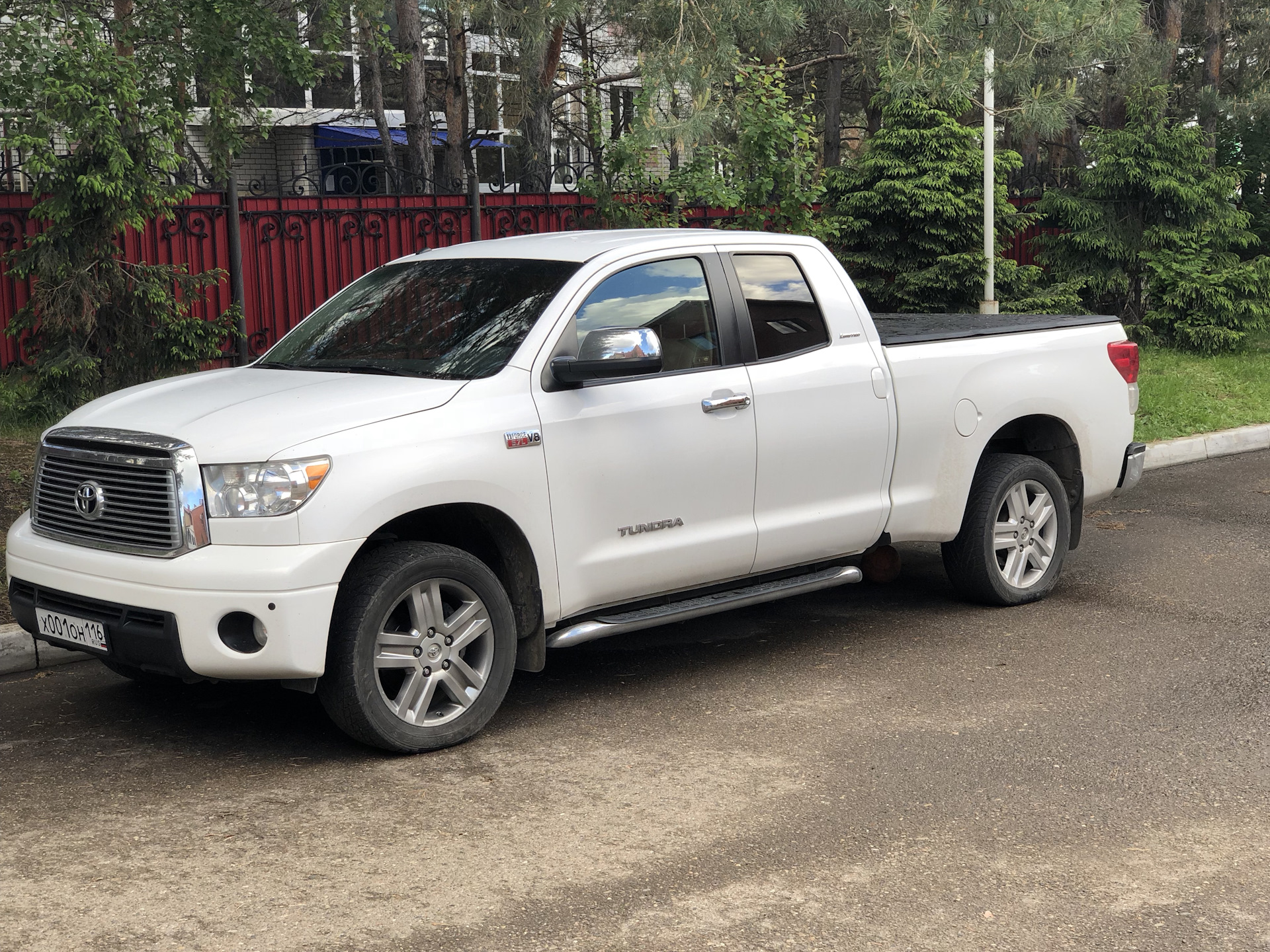 Тундра белый. Tundra 2010. Тойота тундра. Тойота тундра 2010 белый. Toyota Tundra белая.