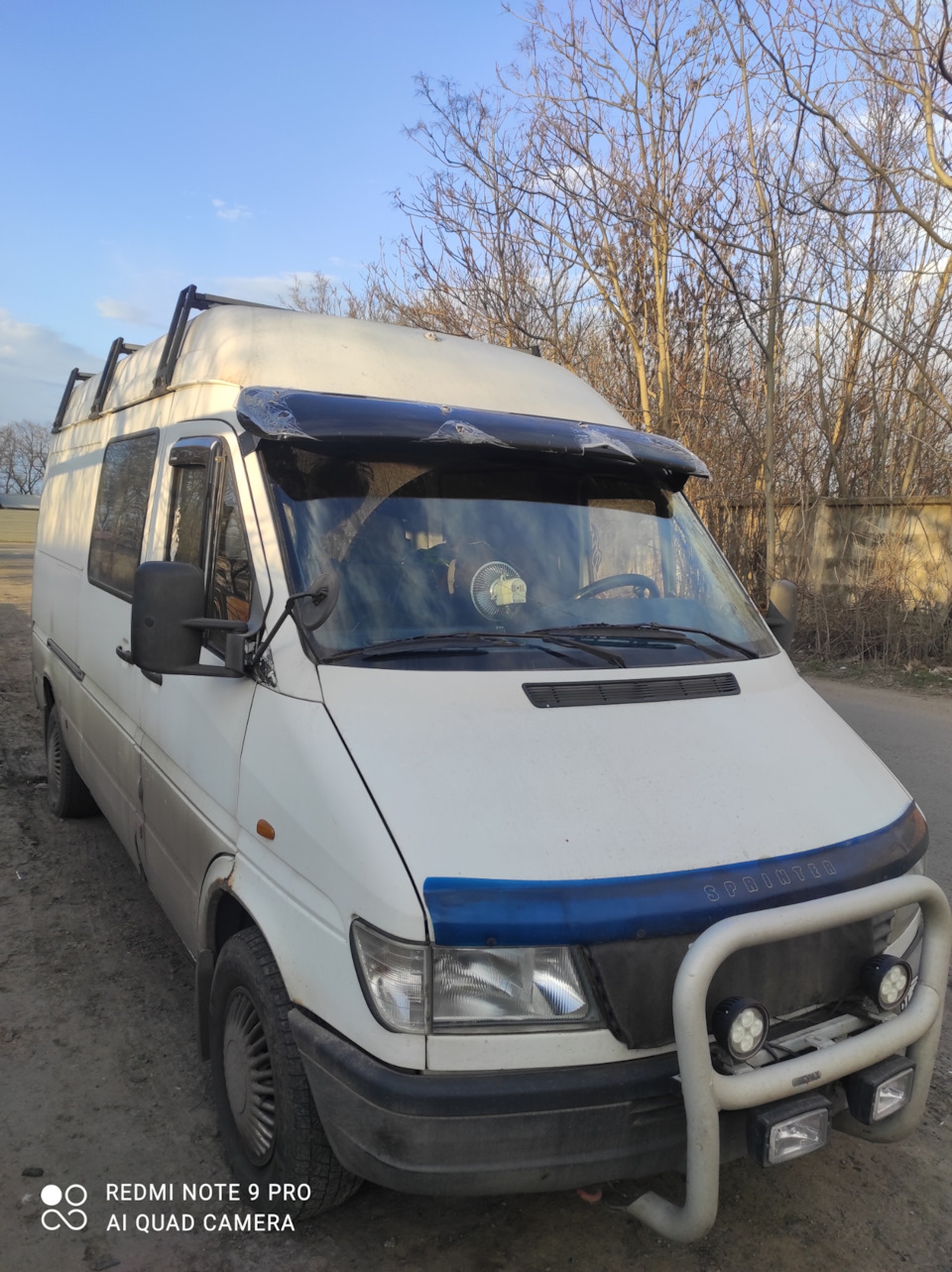 УСТАНОВИЛ КОЗЫРЕК НА МЕРСЕДЕС СПРИНТЕР — Mercedes-Benz Sprinter (1G), 2,9  л, 1998 года | тюнинг | DRIVE2