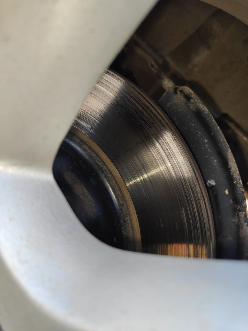 Черта на тормозном диске — Renault Fluence, 1,6 л, 2011 года ...