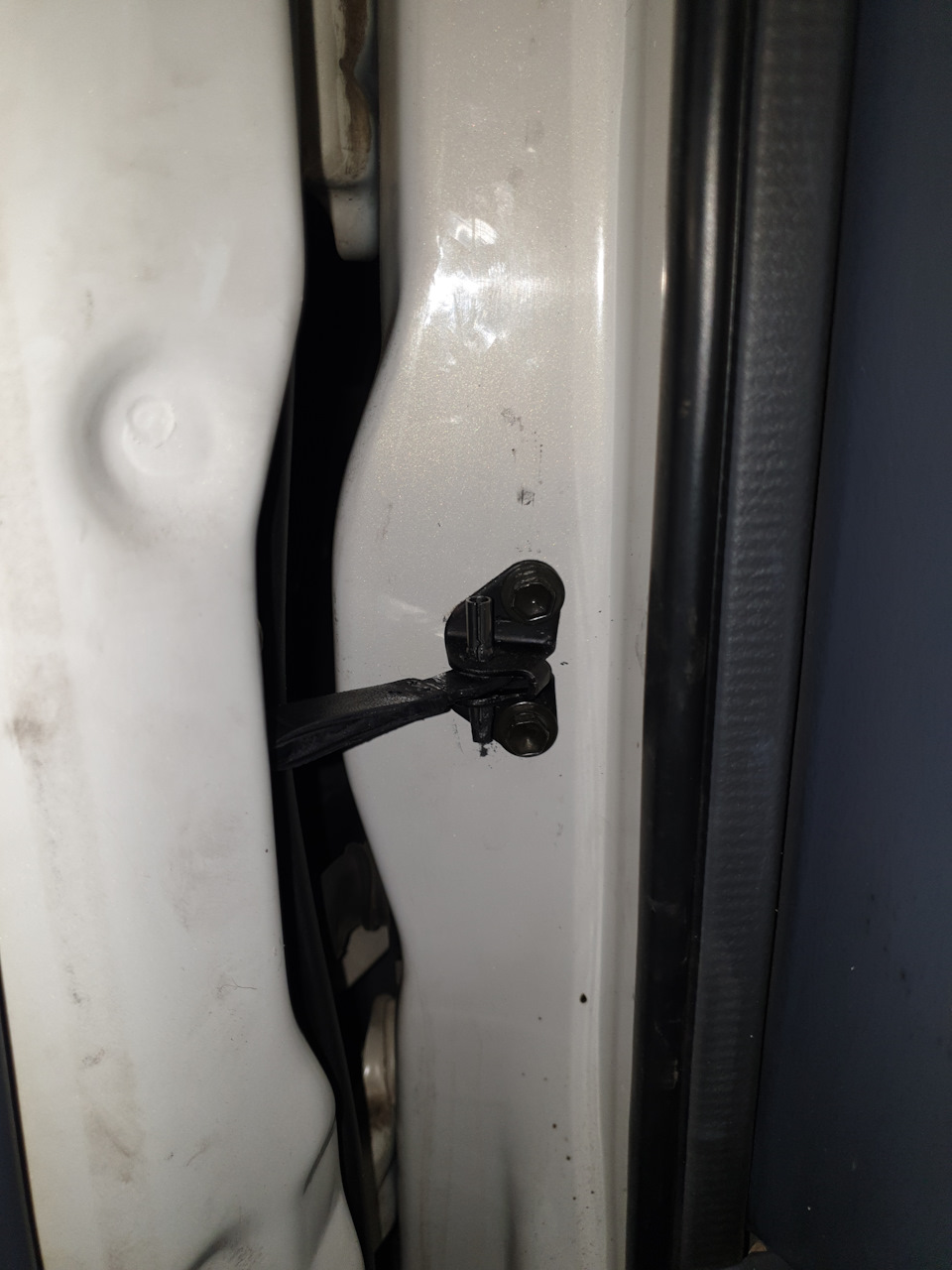 Теперь вынимаем этот штырь, откручиваем ограничитель со стороны двери и достаем его. На 3 дверях данный штырь у меня вынимался легко почти без усилий, просто пальцами, а вот на передней пассажирской двери пришлось выбивать его аккуратно маленьким молотком. — Toyota Ipsum (10)