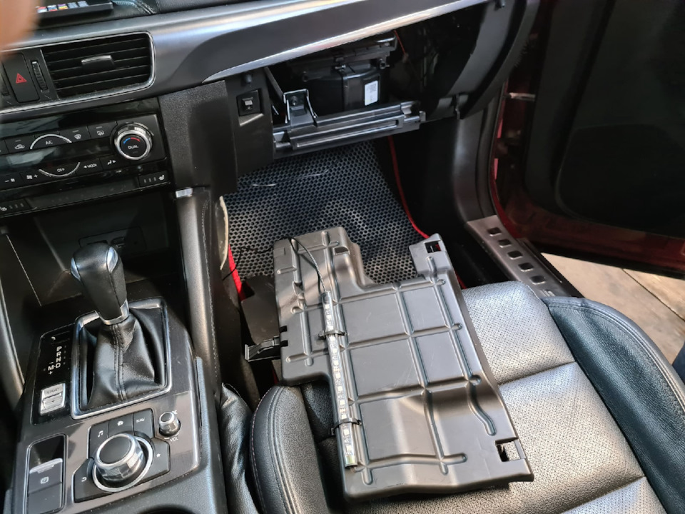 пассажиру налепил на пластиковую защиту под бардачком, она легко снимается. приклеил и на 2 хомутика — Mazda CX-5 (1G)