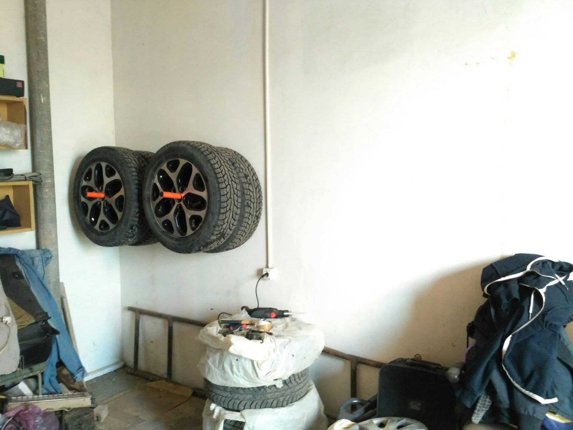 Варианты хранения колес в гараже