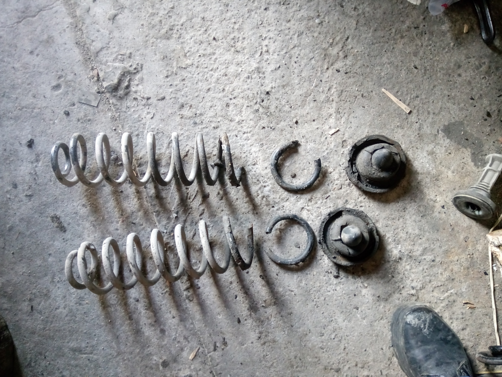 задние пружины меган 2 седан российская подвеска. пружины задние фобос рено меган 2 седан. задние пружины рено сценик 2. задние пружины рено сценик 2. задние пружины рено сценик 2.