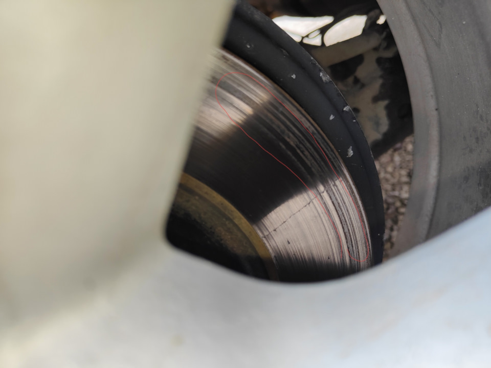 Черта на тормозном диске — Renault Fluence, 1,6 л, 2011 года ...