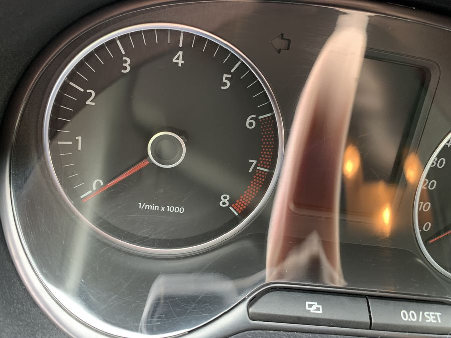 98. Полировка приборной панели — Volkswagen Polo Sedan, 1,6 л, 2013 ...