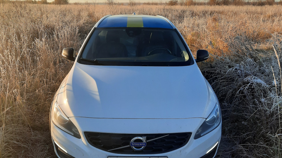 Volvo V60 Cross Country с флагом на крыше