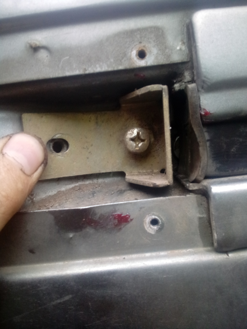 Далее сборка в обратном порядке, отбойник желобком вверх, чуть проталкнул поглубже, иначе упор прикрутить не получалось, отверстия не совпадут. После того как затянул винты упора, дверью вернул отбойник на место, за одно проверил, что упор не уезжает. — Lada 2120 Надежда