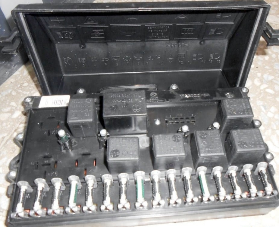 До него был 174.3722-01 (1997-1999) — он же 174.3722 СССР, по расположению реле и пальчиковых предов, только что чёрные релюшки и черная крышка… Он шёл На все моторы кроме F3R, на F3R ставился монтажный блок 173.3722-01М — Москвич 2141. Запчасти на фото: 173372201M