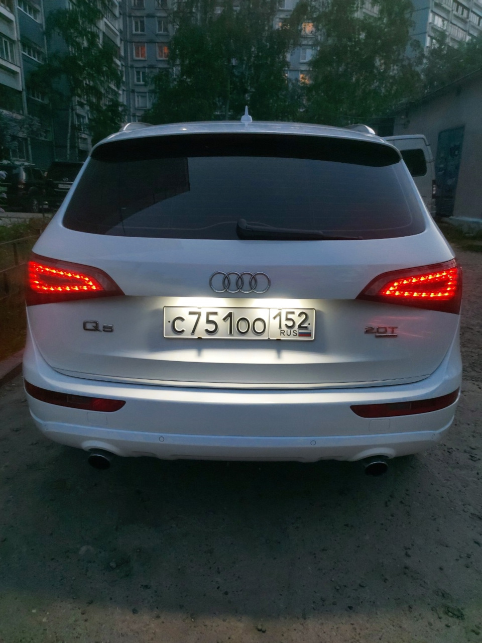 Подсветка номера — Audi Q5 (1G), 2 л, 2008 года | стайлинг | DRIVE2