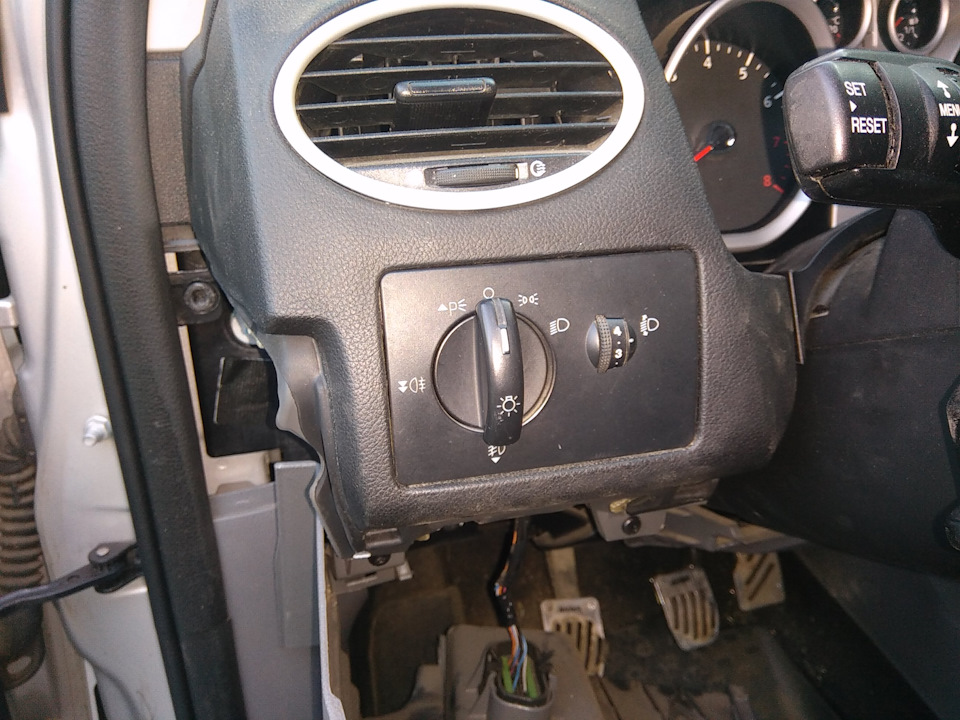 Установка ПТФ + плюс другой блок управления света))) — Ford Focus ...