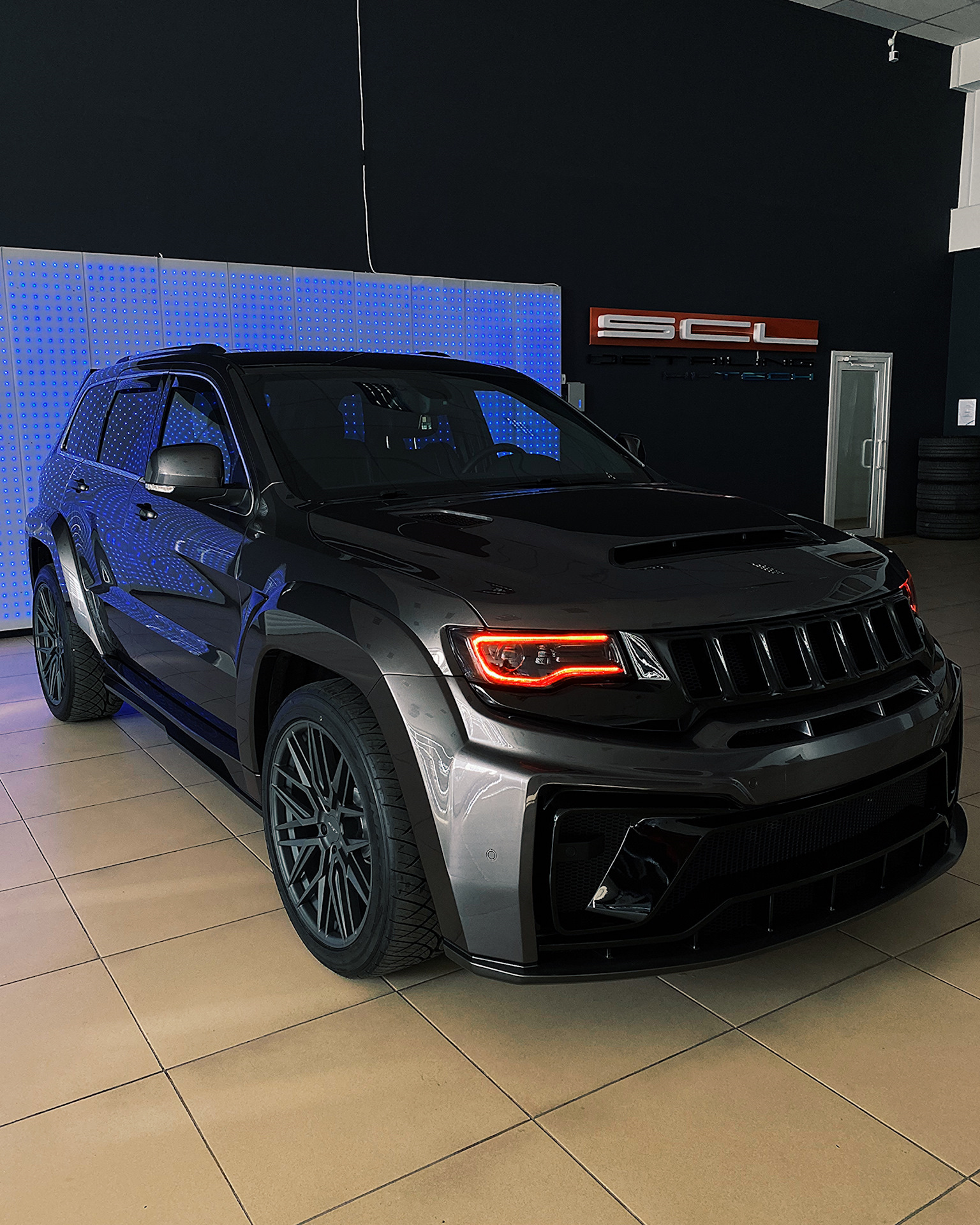 Тюнинг jeep cherokee wk2. Jeep grand cherokee srt8 2022. Обвес гранд чероки wk2. Тюнинг jeep cherokee wk2. Jeep grand cherokee wk2 srt.