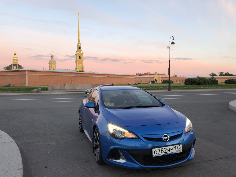 Купить опель в петербурге. Опель в Питере. Opel Astra OPC Санкт-Петербург девушка.