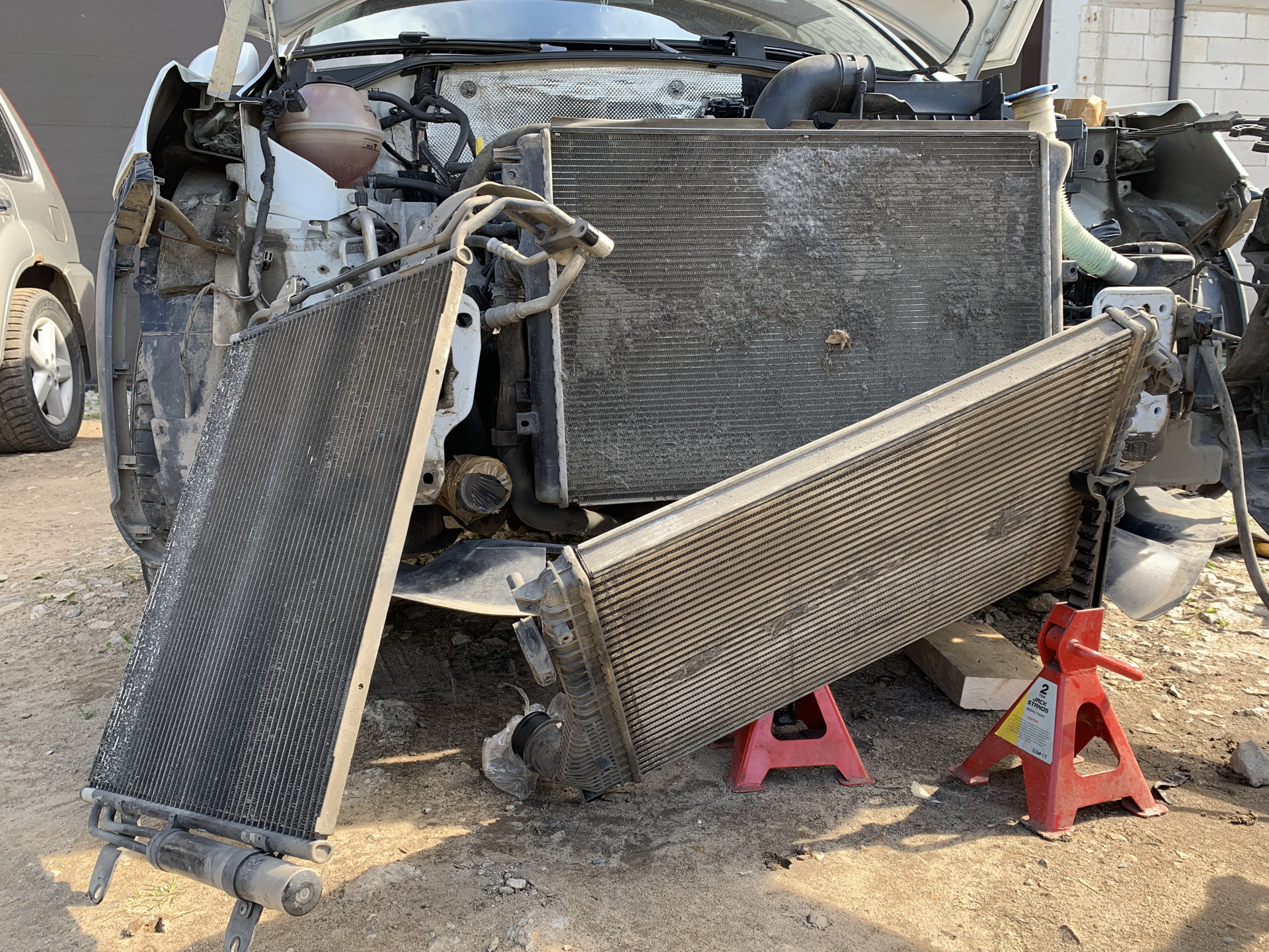 Блок радиаторов на тигуан 1 2. Тигуан 2 чистка радиаторов. Промывка радиатора фольксваген тигуан 2. Мойка радиаторов тигуан 2. 0 дизель.