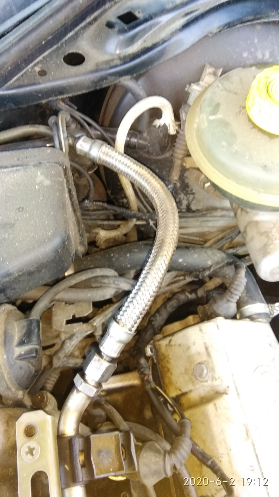 Как поменять топливную трубку — Audi 100 (C4), 2,8 л, 1992 года ...