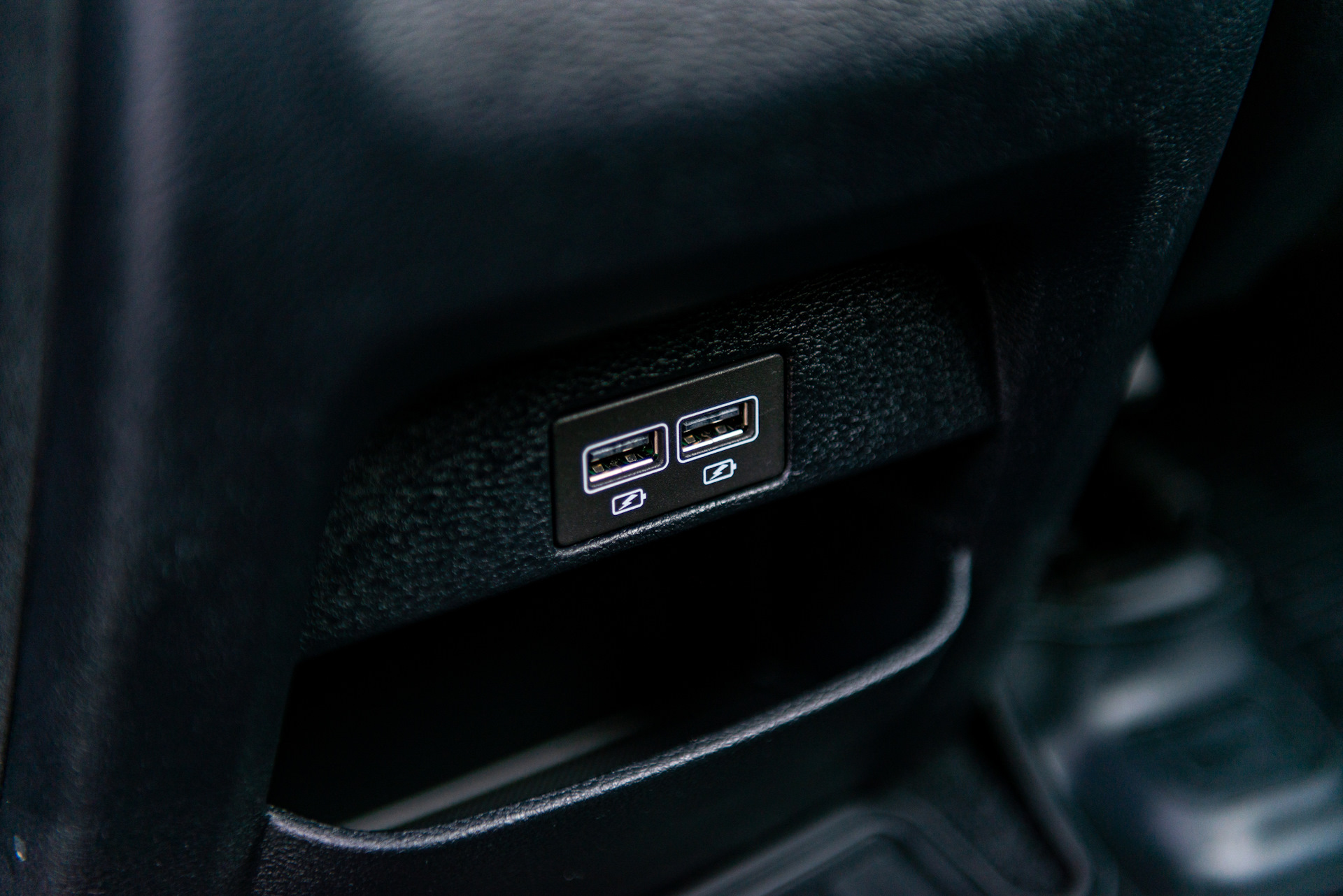 Джили атлас флешка. Розетки Geely Atlas. Geely Atlas Pro розетка. Прикуриватель в Джили атлас про. Прикуриватель в Джили атлас где находится.