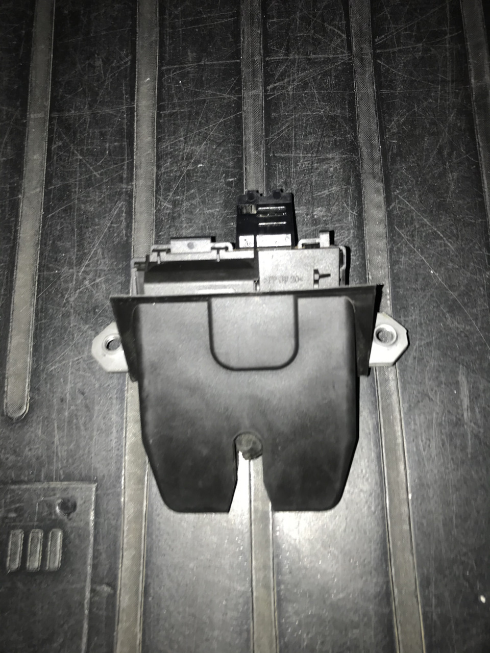 Сломался замок багажника, замена высоковольтных проводов и лам в ...