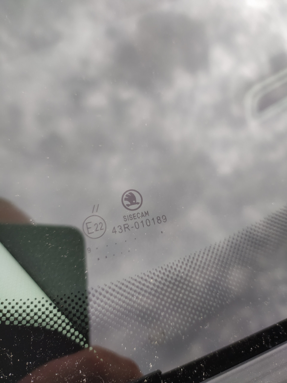 Заменили стекло по страховке. Был скол, потом трещина пошла через все стекло по вертикали. Сфоткать старое забыл. — Skoda Octavia A7 Mk3. Запчасти на фото: 43R010189