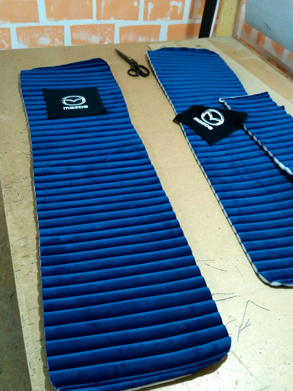 Ткань пришлось размечать и прострачивать полоски используя в основе поролон — Mazda 3 (1G) BK