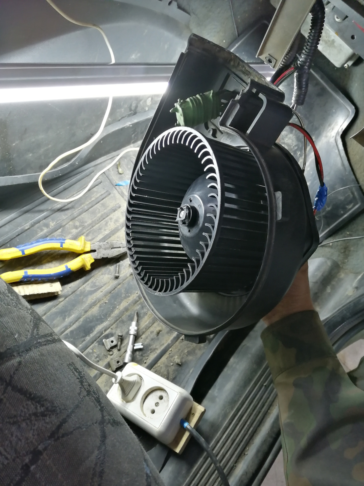 Вентилятор печки 2114. Щетки на моторчик печки ваз 2114. Мотор печки 21214 с а/с. Мотор отопителя нива 21214. Мотор печки chevrolet niva.