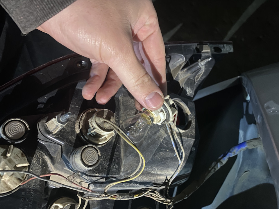 Первая запись. Замена лампочки габаритов заднего фонаря. — Chevrolet ...