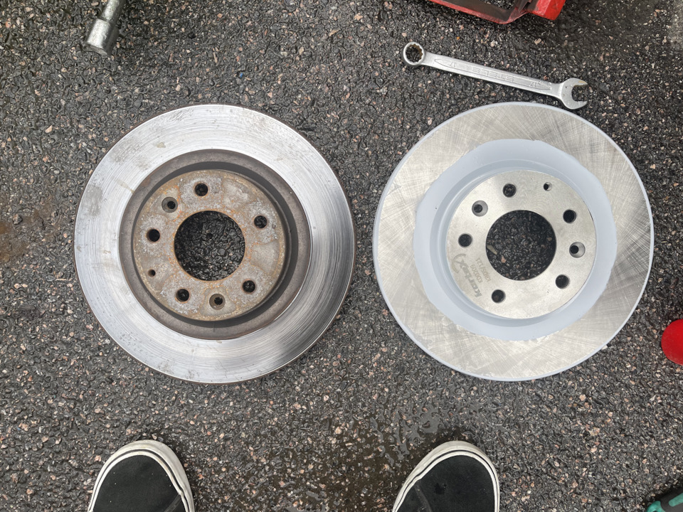 Передние тормозные диски и колодки — Mazda 6 (2G) GH, 2 л, 2008 года ...
