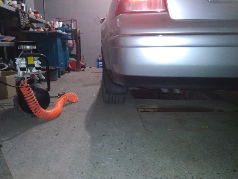 Потекла задняя стойка на 11 тысячах — Volkswagen Bora, 2 л, 2003 года ...