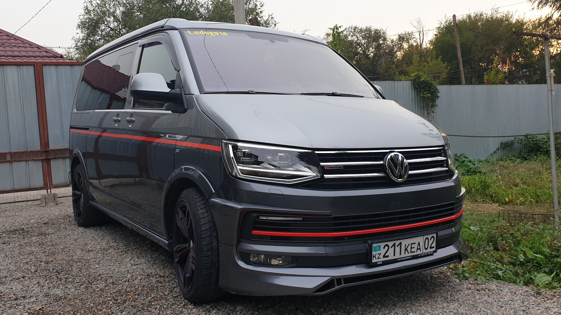 Т 6 2. Volkswagen Multivan t6 черный. VW t5 ABT Black. Черный Фольксваген Мультивен т 6.1. Multivan t6 обвес.