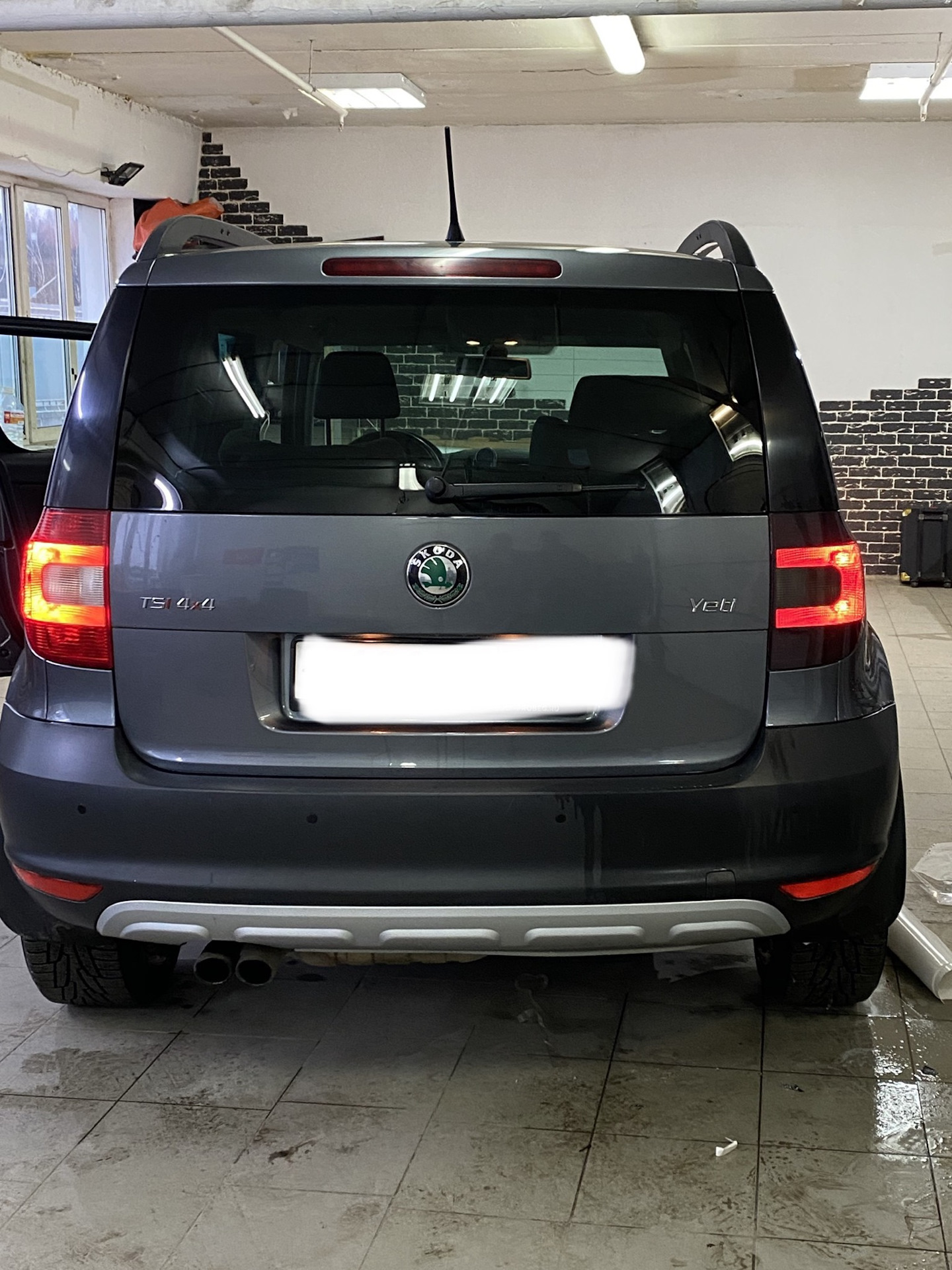 Фонари шкода йети. Skoda Yeti тонировка. Тонировка фар Skoda Yeti. Тонировка Шкода Йети. Шкода Йети затонированная.