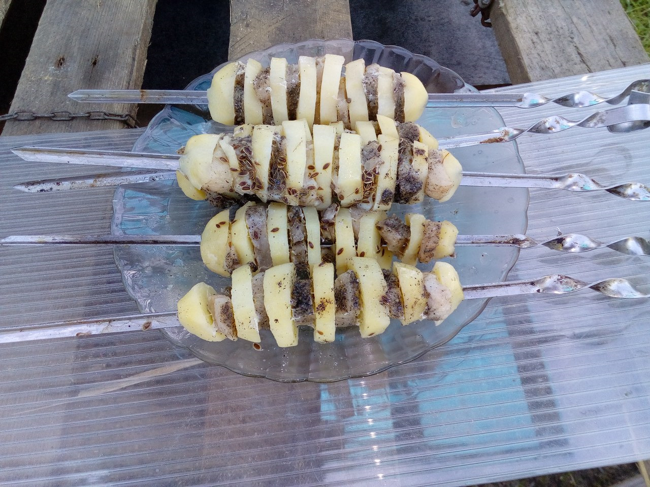 Картошка на мангале на шампурах