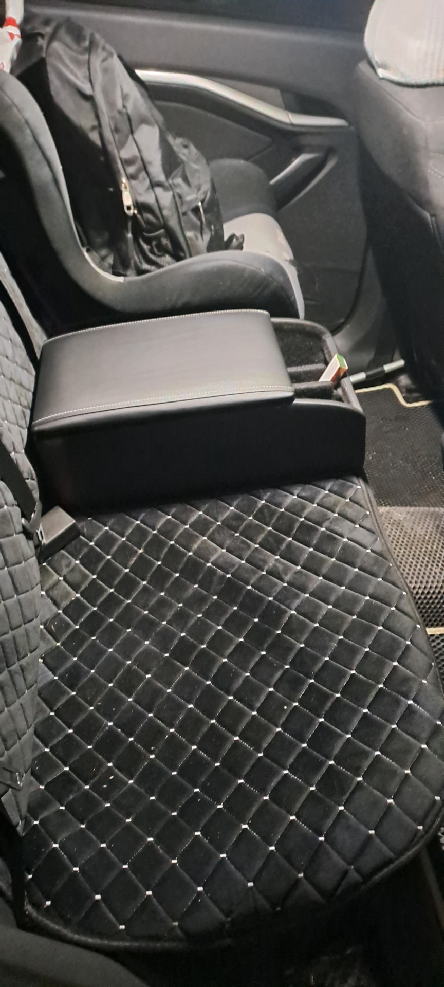Подлокотник-бар задних сидений с подстаканниками. — Lada Vesta SW (1G ...