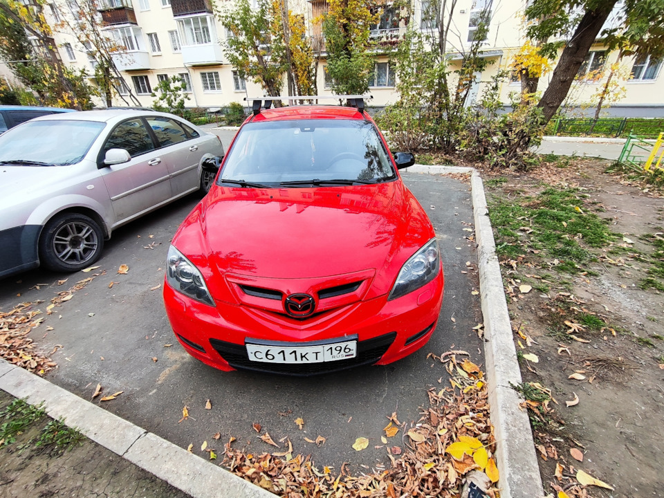 Общий вид с накладками на боковые зеркала — Mazda 3 (1G) BK