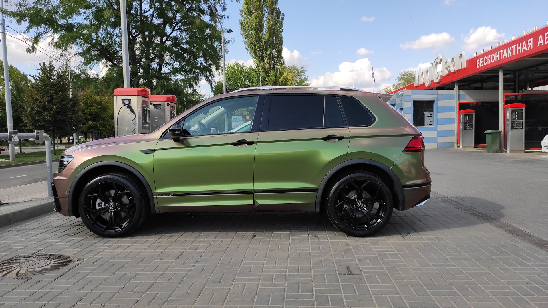 Бронепленка хамелеон, нестандартные диски и спортивная резина) — Volkswagen  Tiguan (2G), 2 л, 2018 года | стайлинг | DRIVE2