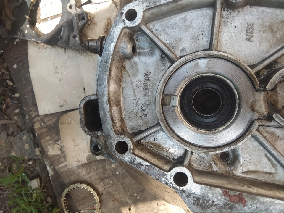 Вложил втулку сальника и разметил место будущего паза — Lada 2120 Надежда. Запчасти на фото: 21011601015