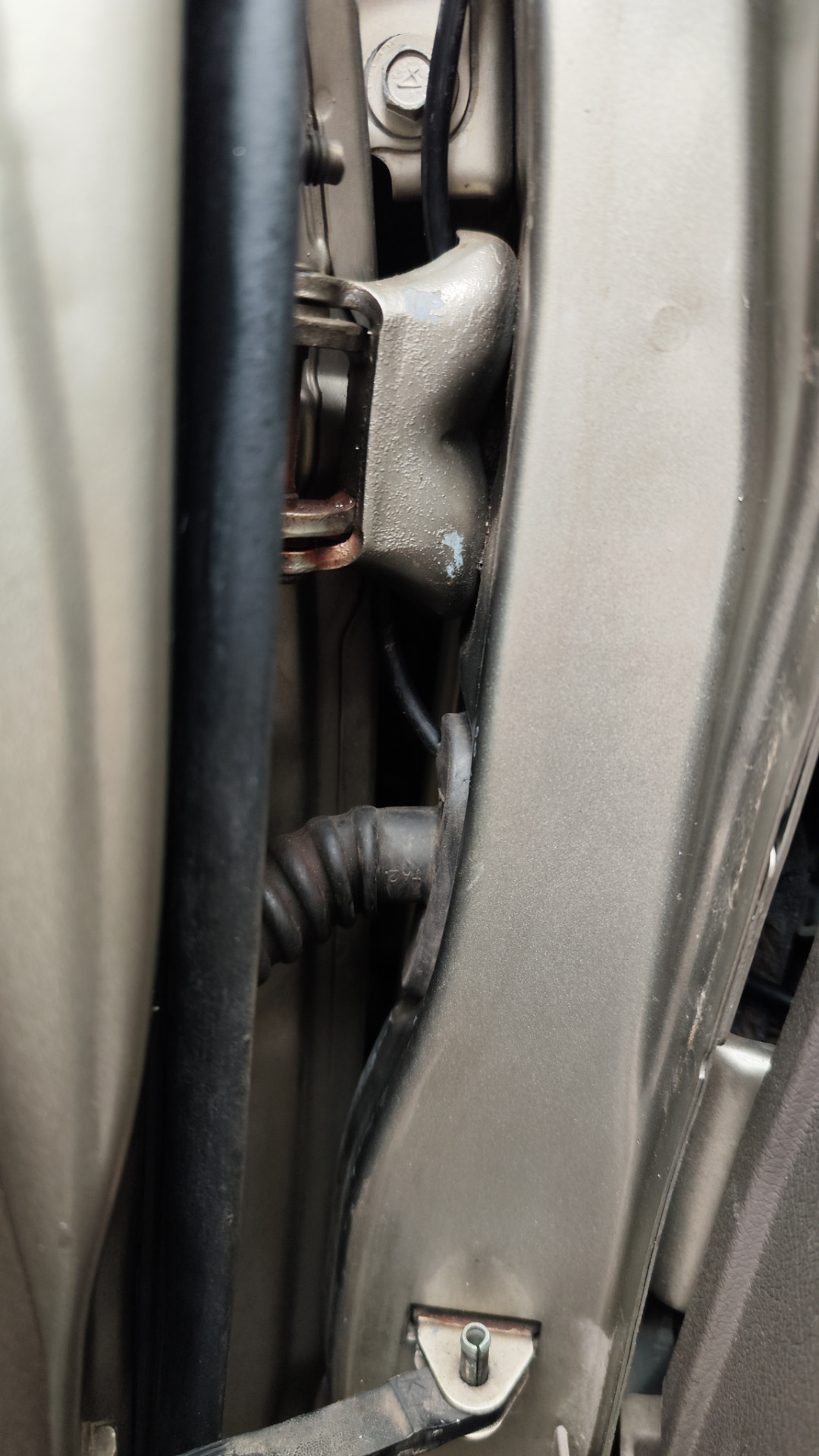 Прокладка антенного кабеля — Mitsubishi Pajero (2G), 2,8 л, 1996 года ...