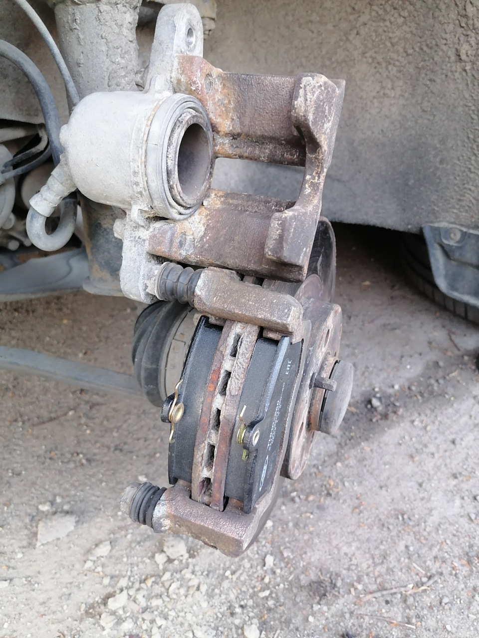 Клинят суппорта. Тормозные диски калина универсал. Греются суппорта. Проточка суппортов тормозных под 15 диски на уаз хантер. Замена колодок.