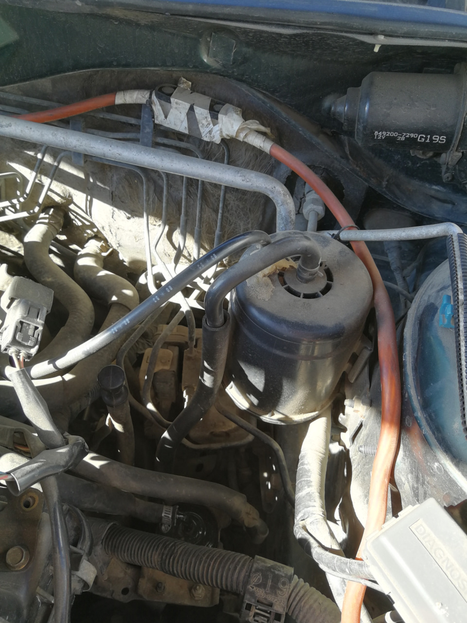 Замена клапана вентиляции топливного бака (клапан абсорбера) и фильтра ...