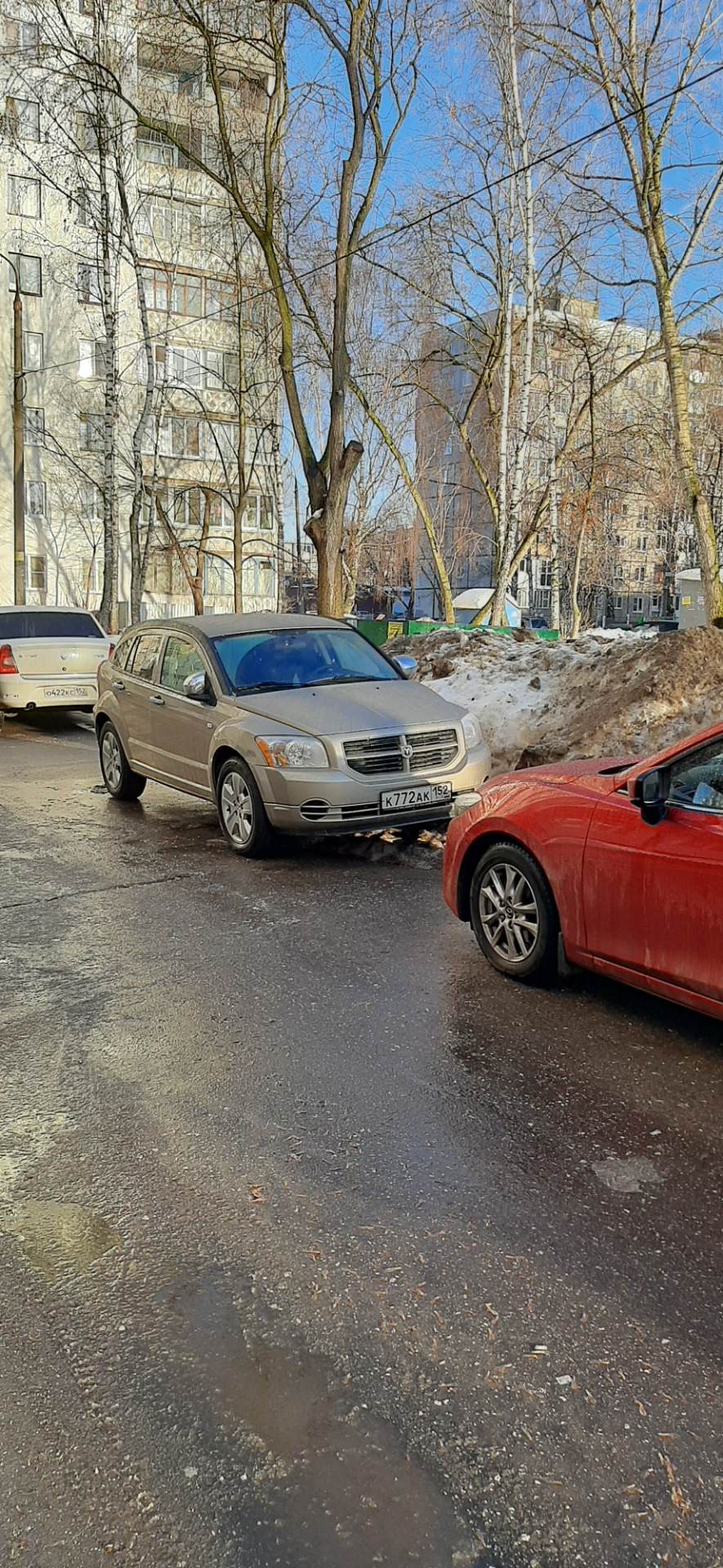 Ну места же много, почему этой мазде места не хватило для выезда? — Dodge Caliber