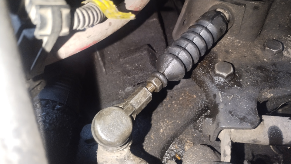 Замена пыльника троса ручника — FIAT Doblo (1G), 1,3 л, 2007 года ...