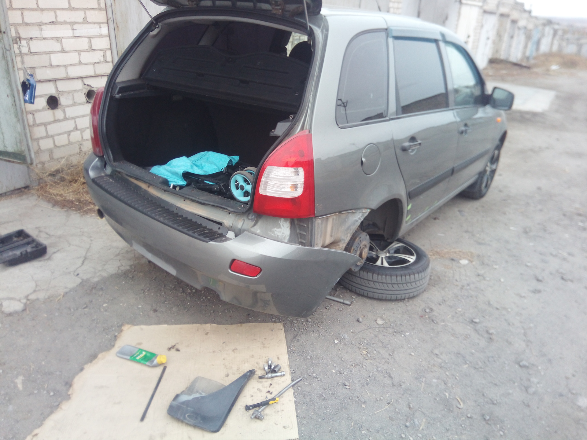 Калина универсал без заднего бампера. Фартук задний калина 2. Как снять задний бампер калина универсал. Калина 2 универсал без заднего бампера. Как снять задний бампер калина универсал.