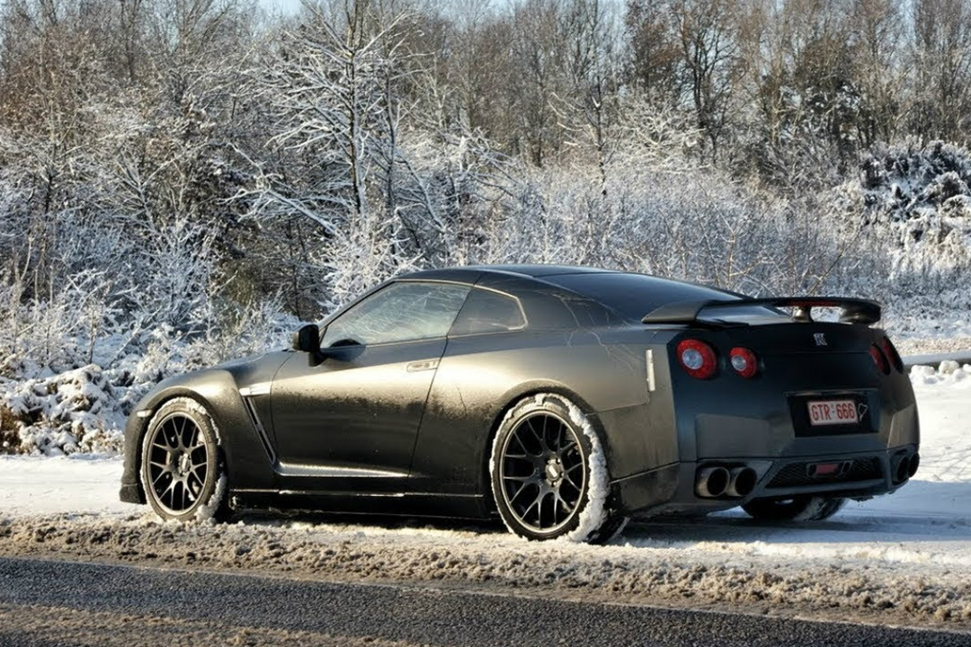 Nissan GTR r35 в лесу