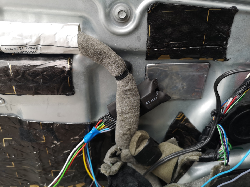 Модуль можно спрятать за жгутом штатной проводки — Volvo XC70 III